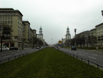 16.03.02 13:23 Das Frankfurter Tor vom Mittelstreifen aus gesehen!